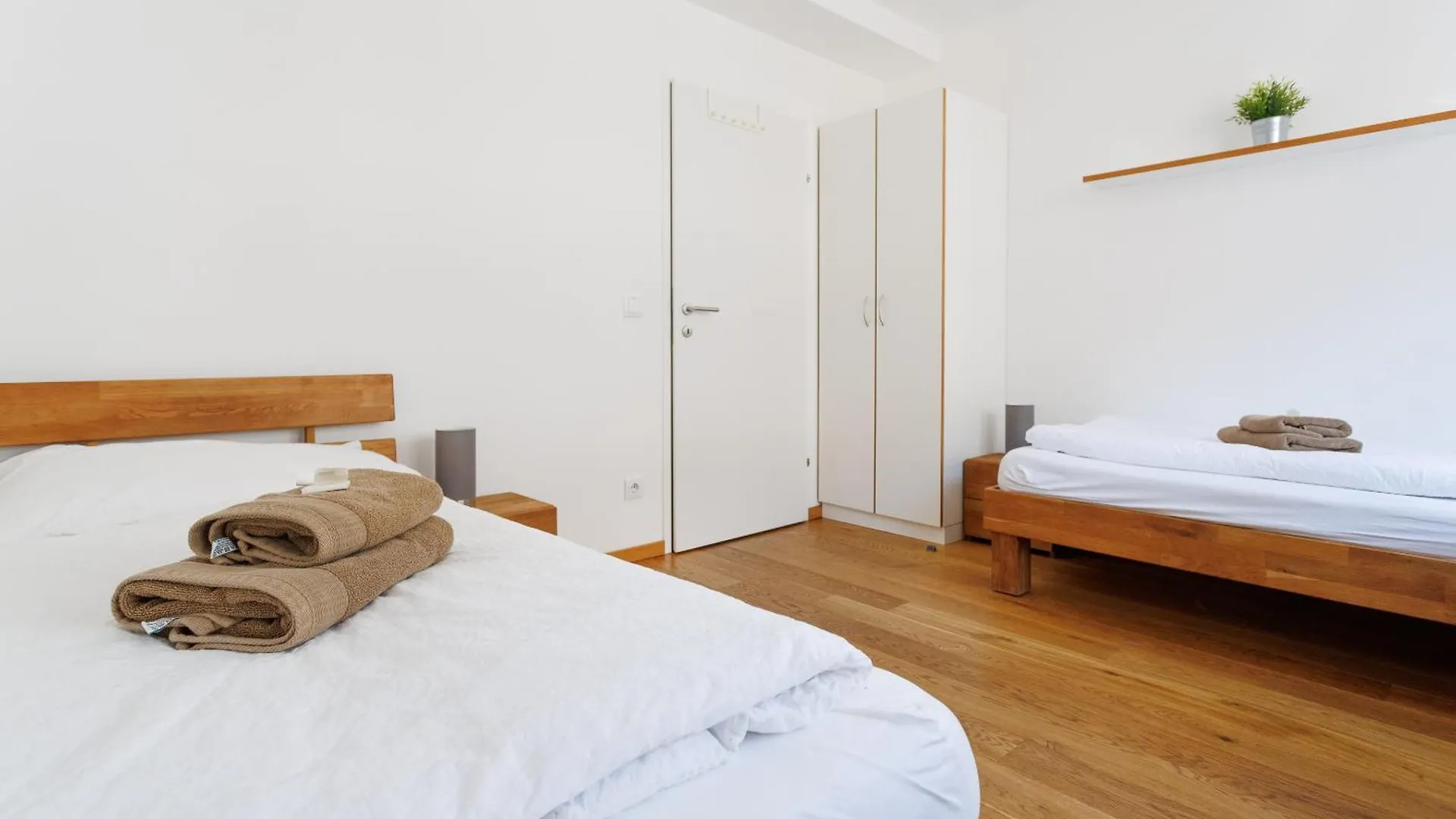 Spacious Group Apartment With Balcony Vienna