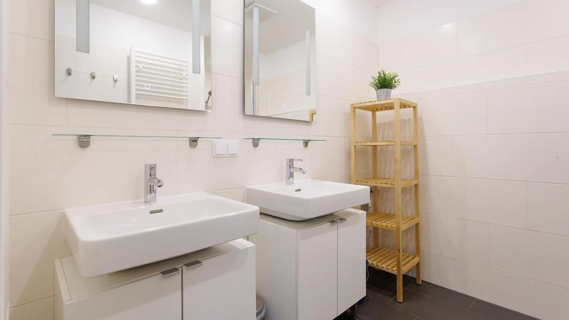 Spacious Group Apartment With Balcony Vienna